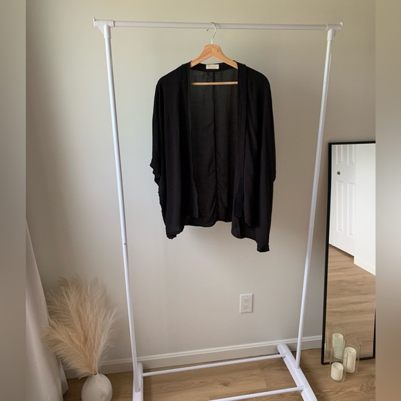 Aritzia - Cape / Shawl - Picture 1 of 3